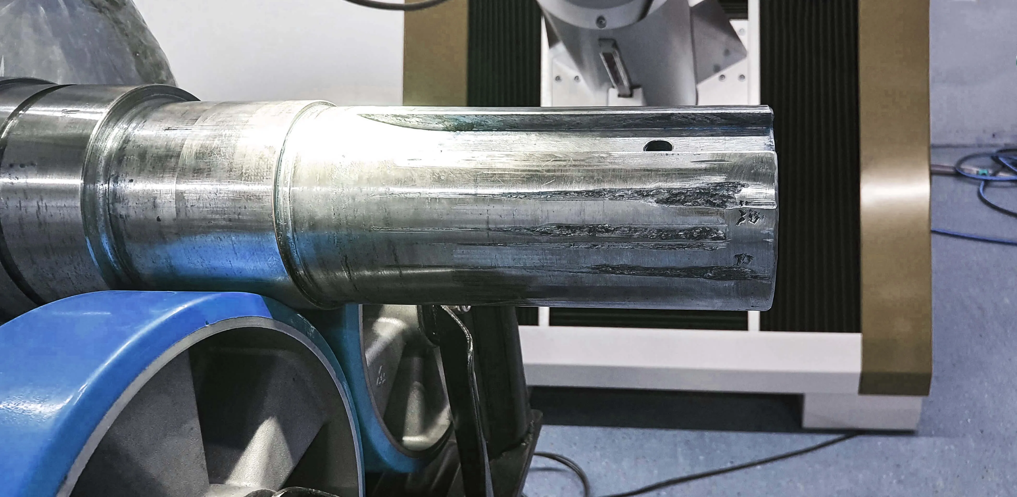 Beschädigter Lagersitz an Elektromotor-Anker vor der Reparatur